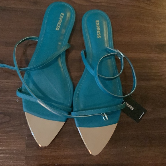 Size 6 Express women’s Fanfare Blue Metallic Pointed Toe Strappy Flat Sandals - Picture 3 of 3